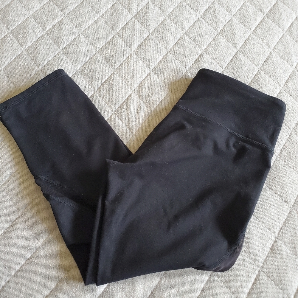 ⭐4/$20 Fabletics black crop‎ leggings